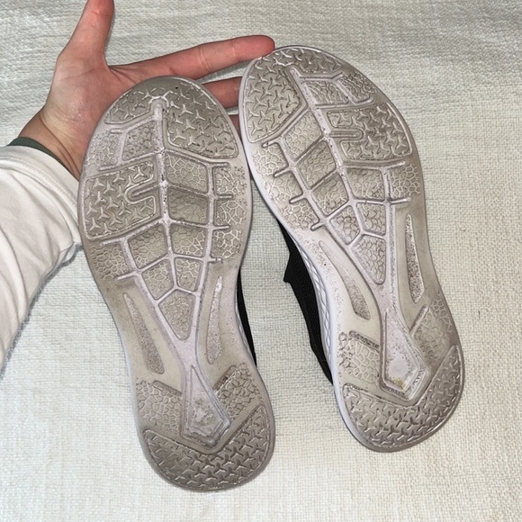 Cushionaire memory foam black sneakers - 8.5 - Picture 3 of 7